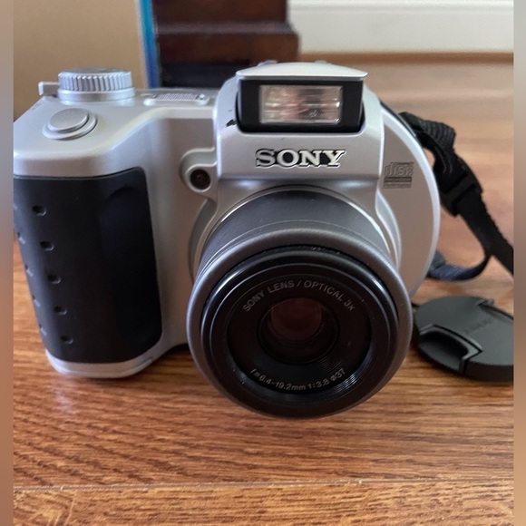 Sony CD Mavica Digital video/ Camera with CD-RW - Picture 1 of 16